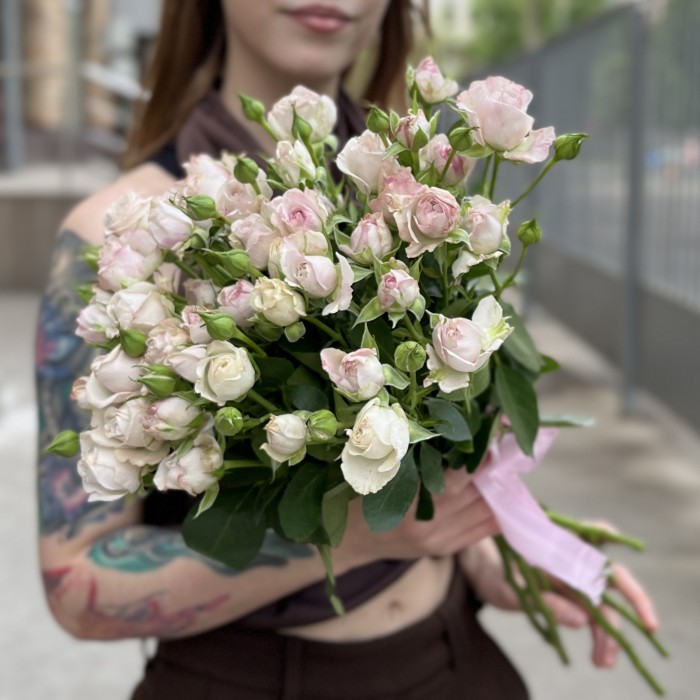 9 нежных кустовых пионовидных роз Энджел Бомбастик 60 см